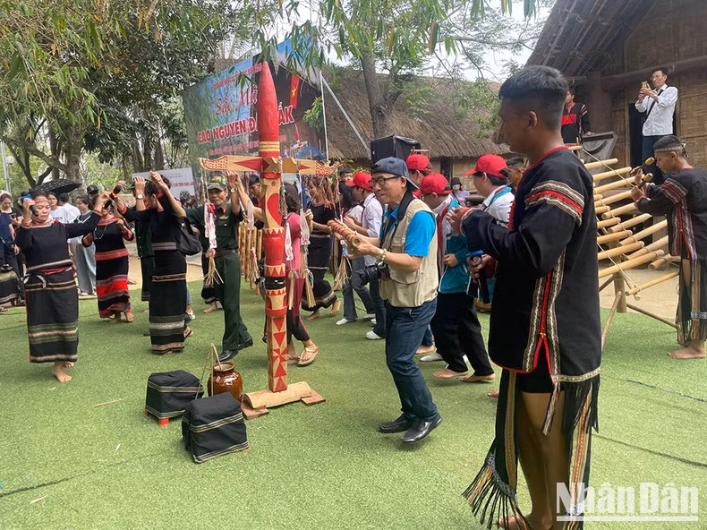 Traditional dances performed by ethnic groups always attract visitors. (Photo: NDO) Traditional dances performed by ethnic groups always attract visitors. (Photo: NDO)
