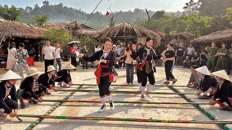 Experiencing the unique cultural identity of the Dao ethnic group in Mien hamlet (Ba Vi district). (Photo: GIANG NAM)