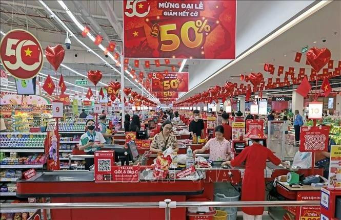 People shop at Go Thang Long supermarket in Ha Noi. (Photo: VNA)