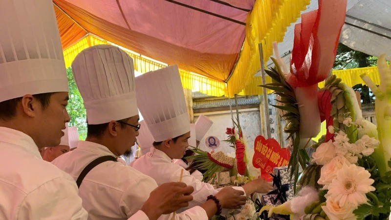 Chefs from across the country turn their attention to the annual incense offering held in memory of Prince Lang Lieu, the legendary creator of banh chung and banh giay.