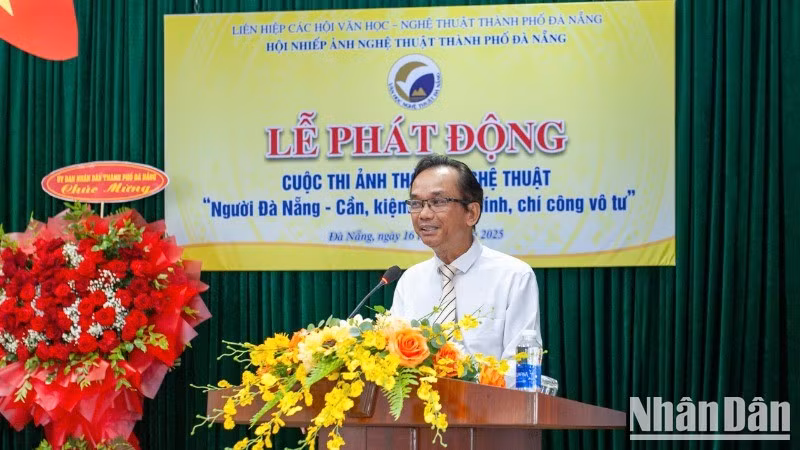 Nguyen Nho Khiem, Chairman of the Union of Literature and Arts Associations of Da Nang, officially launched the contest.