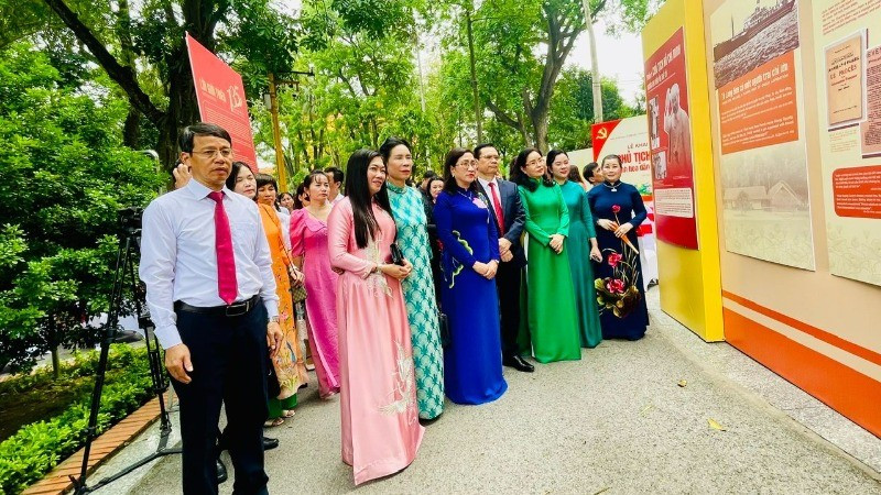 Delegates visit the national exhibition “President Ho Chi Minh – Essence of the Nation, Stature of the Era”. (Photo: NDO)