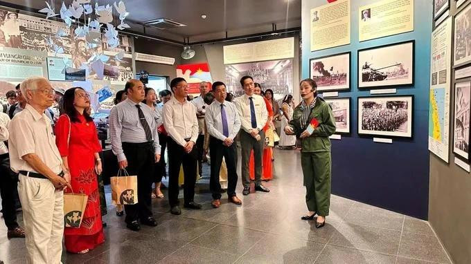 People visit the special exhibition entitled “From the Paris Peace Accords to the Spring 1975 Victory” at the War Remnants Museum in Ho Chi Minh City. (Photo: sggp.org.vn)
