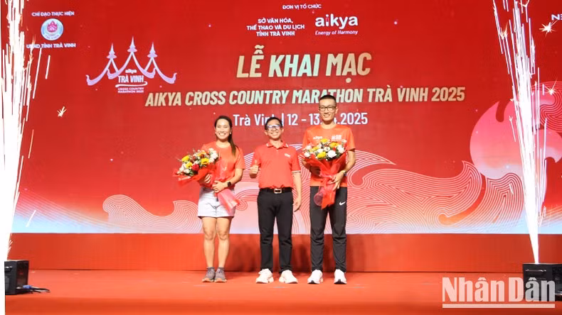 Thanh Vu, Minh Duc-two ambssadors of the marathon-received flowers from the organisers