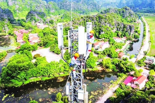 Installation of a Viettel 5G base station. (Photo: VIET HAI)