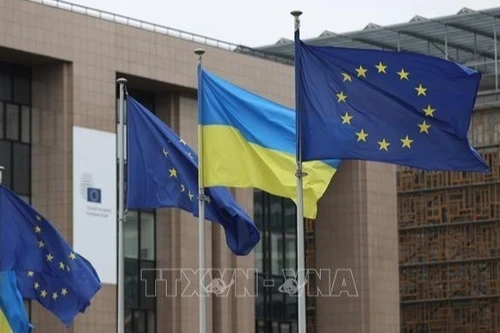 Flags of the European Union and Ukraine at the European Commission headquarters in Brussels, Belgium. (Photo: Xinhua/VNA)