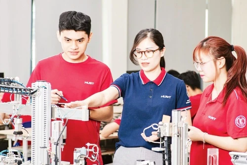 A lecturer at the University of Science and Technology guides students during a laboratory practical session. (Photo: Thu Hue)