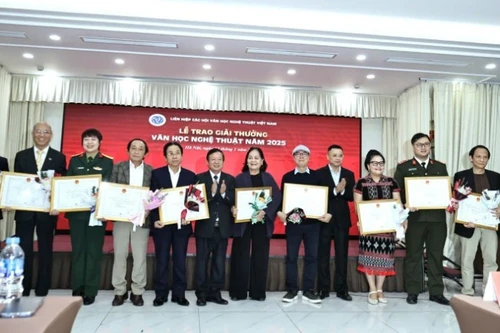 Authors with outstanding works from the 10 central specialised literary and artistic associations were honoured.