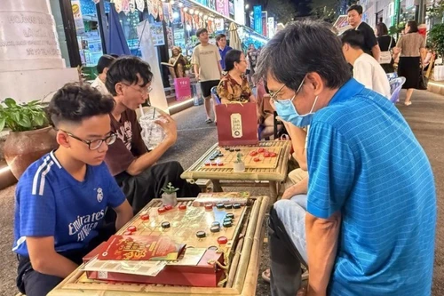 Residents try out traditional folk games at the festival. (Photo: VNA)