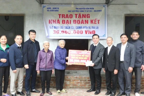 Presenting a “Great Unity” house to the family of Tran Thi Oanh (Hamlet 18, Tra Lu, Xuan Hung Commune).