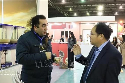 Hoang Duc Nhuan – Trade Counselor of Viet Nam in Algeria, discusses with a representative of an Algerian company exporting carbob powder to Viet Nam (Photo: VNA)