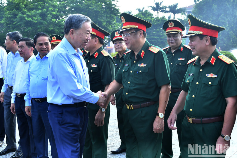 General Secretary and President To Lam and delegates at the conference.