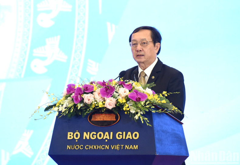 Minister of Science and Technology Huynh Thanh Dat presents a report on the science-technology development strategy until 2030. Minister of Science and Technology Huynh Thanh Dat presents a report on the science-technology development strategy until 2030.