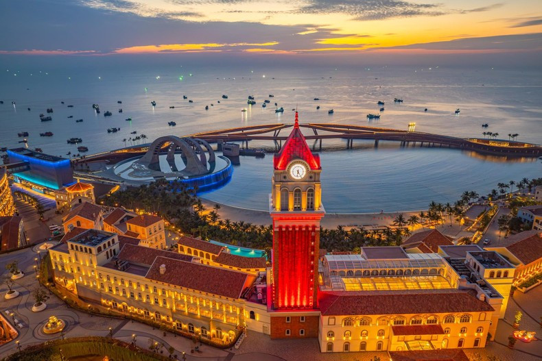 Sunset Town — an entertainment complex in southern Phu Quoc with many new tourism symbols of Vietnam and the world. Sunset Town — an entertainment complex in southern Phu Quoc with many new tourism symbols of Vietnam and the world.