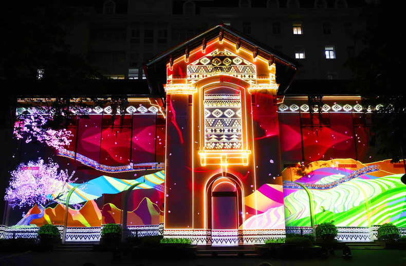The performance lasted for 9 minutes, with three parts honouring the history of the information and communications sector, introducing the beauty of Vietnam and showcasing the vision for the sector’s future. The performance lasted for 9 minutes, with three parts honouring the history of the information and communications sector, introducing the beauty of Vietnam and showcasing the vision for the sector’s future.