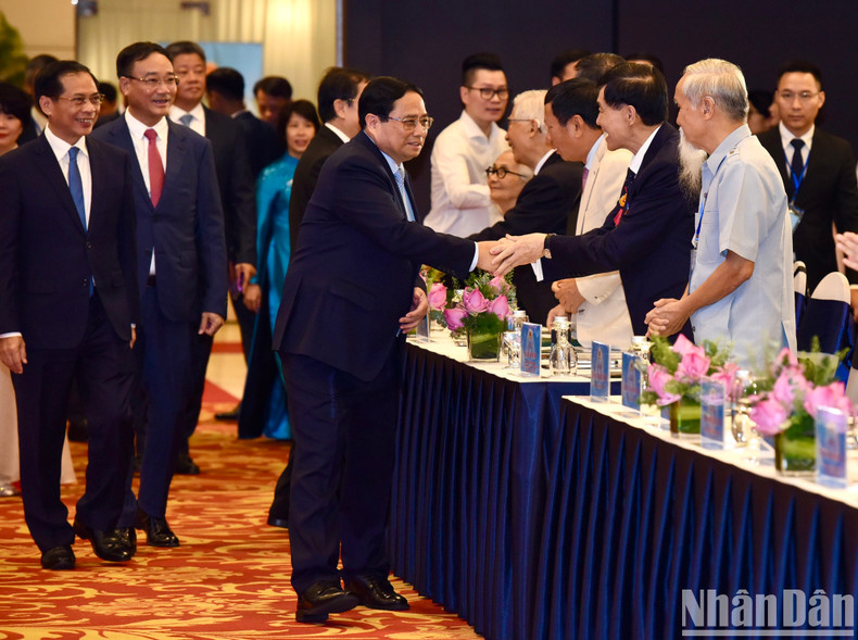 PM Pham Minh Chinh shakes hands with delegates attending the conference. PM Pham Minh Chinh shakes hands with delegates attending the conference.