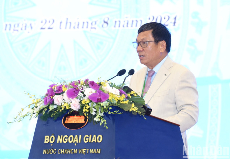 Hoang Dinh Thang, Chairman of the Confederation of Vietnamese Associations in Europe, speaks at the conference. Hoang Dinh Thang, Chairman of the Confederation of Vietnamese Associations in Europe, speaks at the conference.