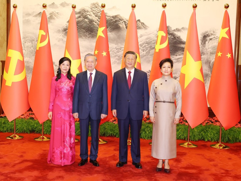 Chinese General Secretary, President Xi Jinping and his wife pose for a photo with Vietnamese General Secretary, President To Lam and his wife. (Photo: VNA) Chinese General Secretary, President Xi Jinping and his wife pose for a photo with Vietnamese General Secretary, President To Lam and his wife. (Photo: VNA)