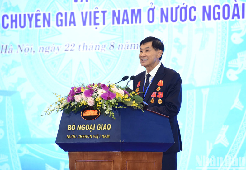 Johnathan Hanh Nguyen, an overseas Vietnamese in the Philippines, speaks at the conference. Johnathan Hanh Nguyen, an overseas Vietnamese in the Philippines, speaks at the conference.