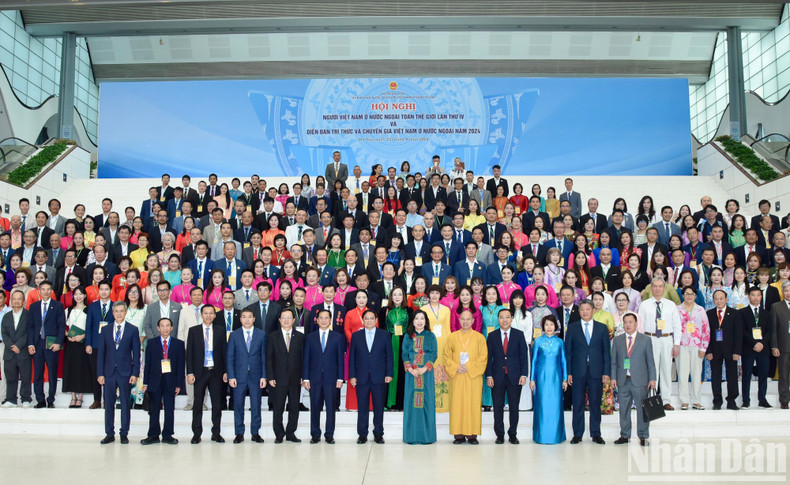 PM Pham Minh Chinh poses for a photo with overseas Vietnamese attending the conference. PM Pham Minh Chinh poses for a photo with overseas Vietnamese attending the conference.