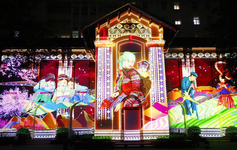 The team uses 6 Christie projectors, which are commonly used for projections at heritage sites and iconic landmarks around the world. The team uses 6 Christie projectors, which are commonly used for projections at heritage sites and iconic landmarks around the world.