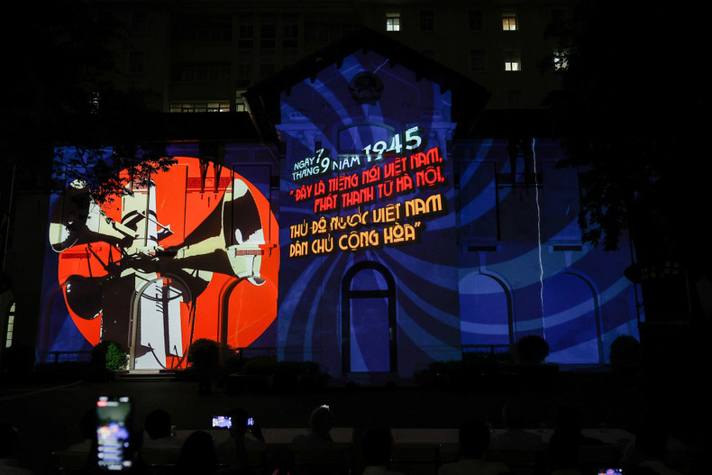 According to Director Hoang Cuong, the programme is a special gift for employees of the information and communications sector on its anniversary day. According to Director Hoang Cuong, the programme is a special gift for employees of the information and communications sector on its anniversary day.