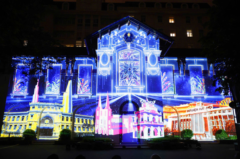The colourful lighting performance took place at the MIC headquarters at 18 Nguyen Du Street, Hanoi. The colourful lighting performance took place at the MIC headquarters at 18 Nguyen Du Street, Hanoi.