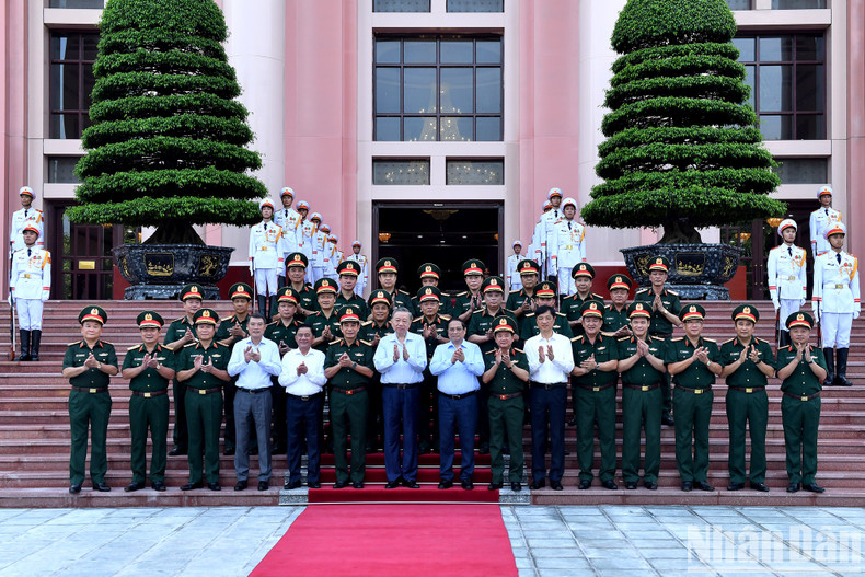 General Secretary and President To Lam, Prime Minister Pham Minh Chinh, Party and State leaders, and delegates pose for a group photo.