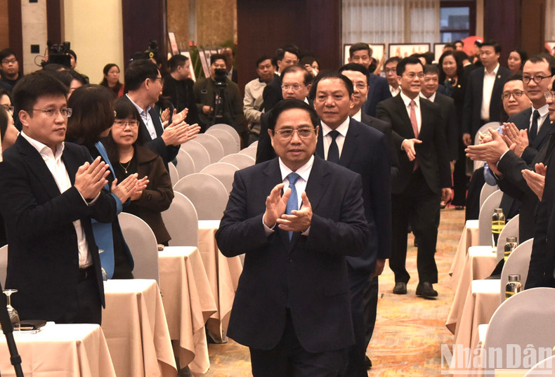 In pictures: PM attends conference reviewing culture, sports and tourism sector’s performance in 2023 ảnh 2