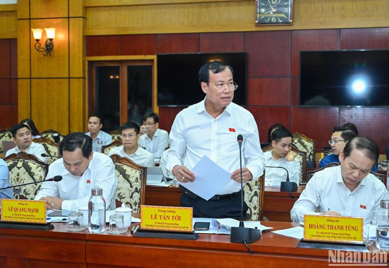 Chairman of the National Assembly’s Defence and Security Committee Le Tan Toi speaks at the working session.