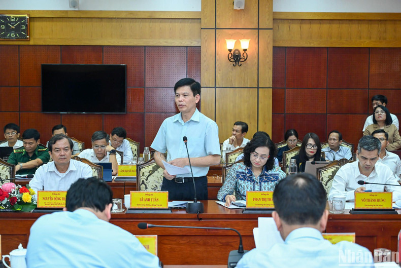 Deputy Minister of Transport Le Anh Tuan speaks at the working session.