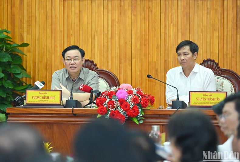National Assembly Chairman Vuong Dinh Hue speaks at the working session.
