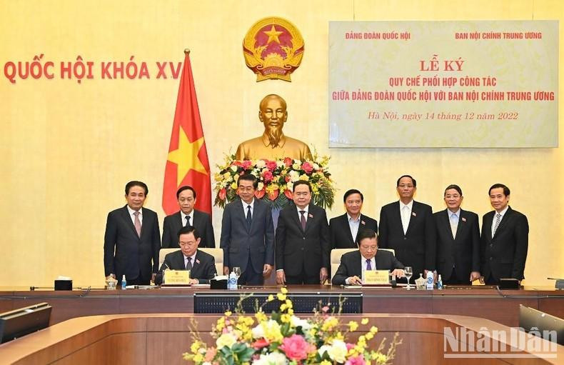 National Assembly Chairman Vuong Dinh Hue and Head of the Central Commission for Internal Affairs Phan Dinh Trac sign the working coordination regulations.