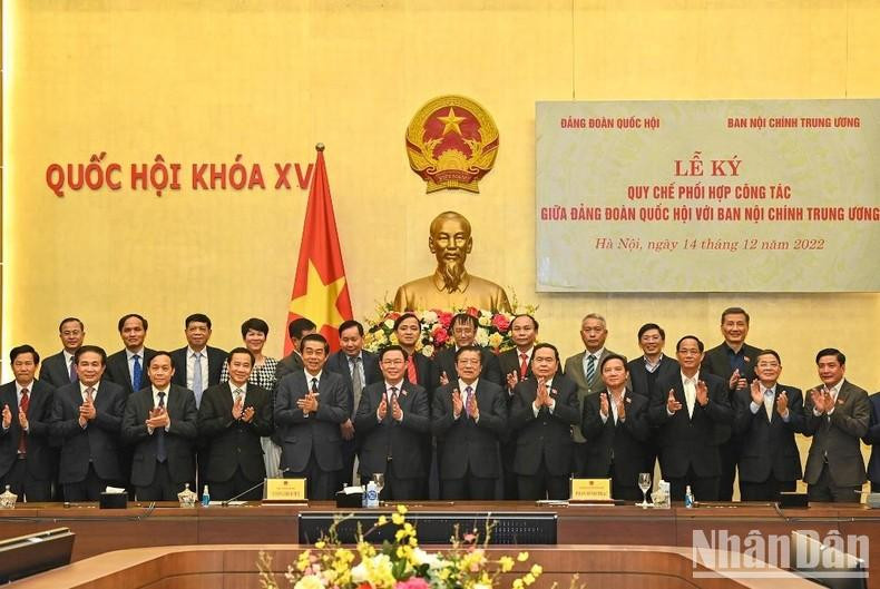 National Assembly Chairman Vuong Dinh Hue and Head of the Central Commission for Internal Affairs Phan Dinh Trac pose for a photo with the delegates attending the ceremony.