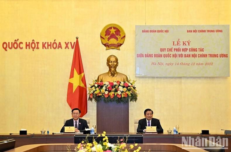 National Assembly Chairman Vuong Dinh Hue and Head of the Central Commission for Internal Affairs Phan Dinh Trac preside over the ceremony.