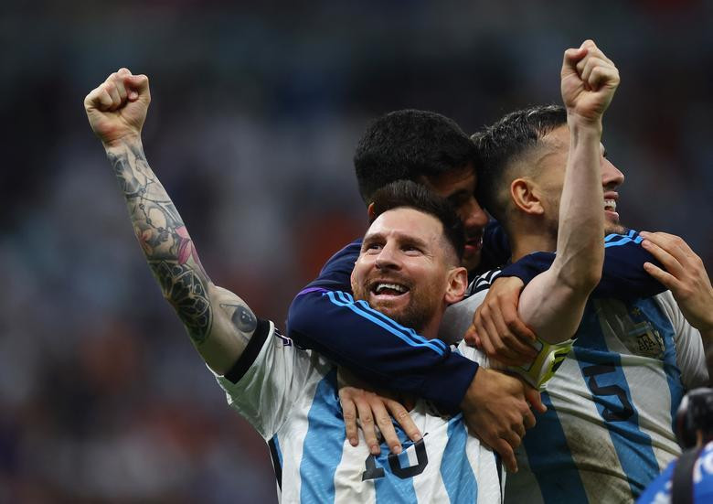 Argentina's Lionel Messi with teammates celebrate as Argentina progress to the semi finals. REUTERS/Kai Pfaffenbach
