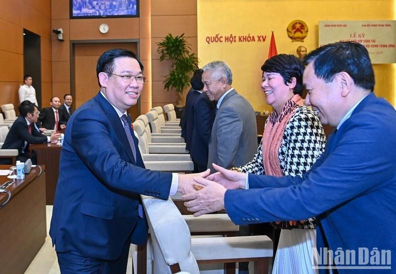 National Assembly Chairman Vuong Dinh Hue shakes hands with delegates at the ceremony.