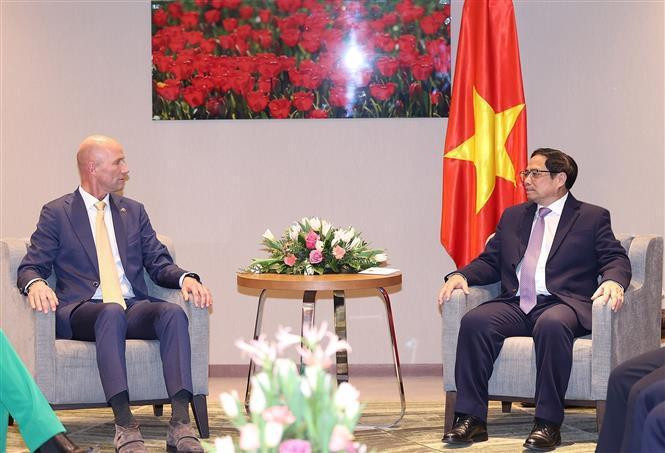 Prime Minister Pham Minh Chinh (R) meets Joost Vrancken Peeters, President of Dutch Business Association Vietnam and Netherlands-Vietnam Chamber of Commerce. (Photo: VNA)