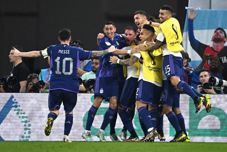 Argentina's Alexis Mac Allister celebrates scoring their first goal against Poland with Angel Di Maria and Lionel Messi. REUTERS/Dylan Martinez