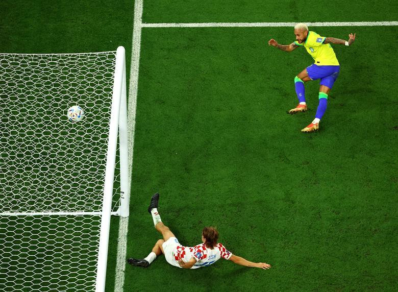 Brazil's Neymar scores their first goal against Croatia. REUTERS/Fabrizio Bensch