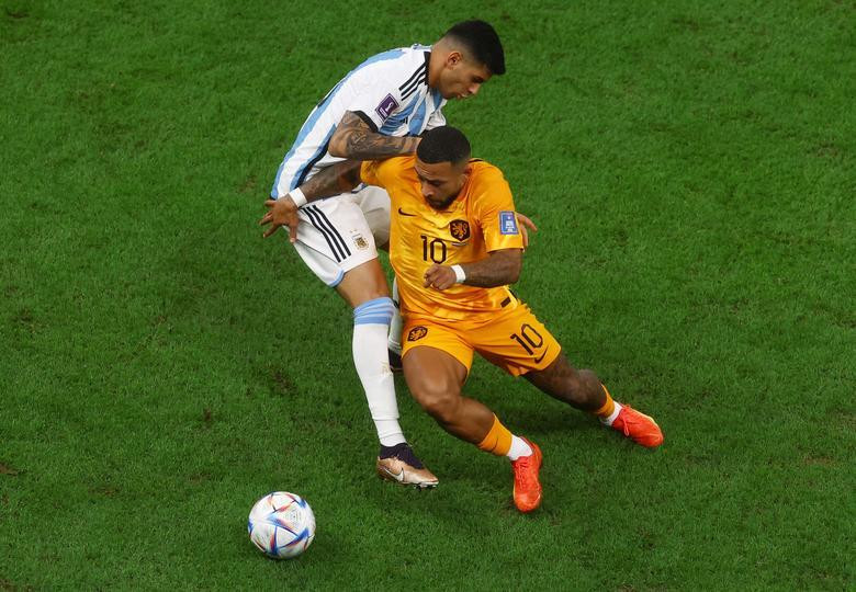 Netherlands' Memphis Depay in action with Argentina's Cristian Romero. REUTERS/Paul Childs
