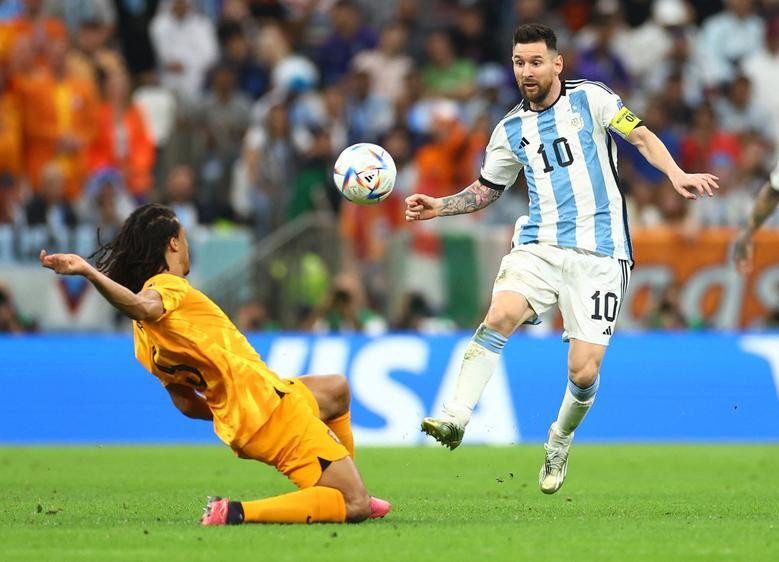 Argentina's Lionel Messi in action with Netherlands' Nathan Ake. REUTERS/Carl Recine