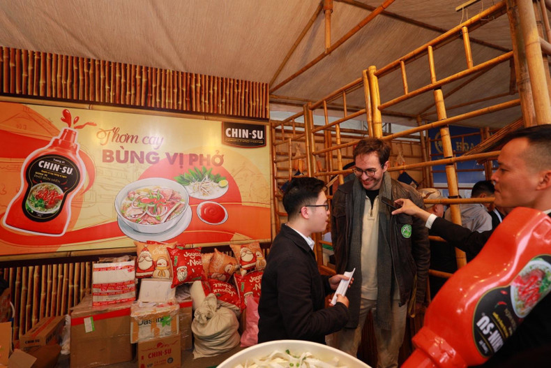 A foreigner visits the booth of Chin-su. A foreigner visits the booth of Chin-su.