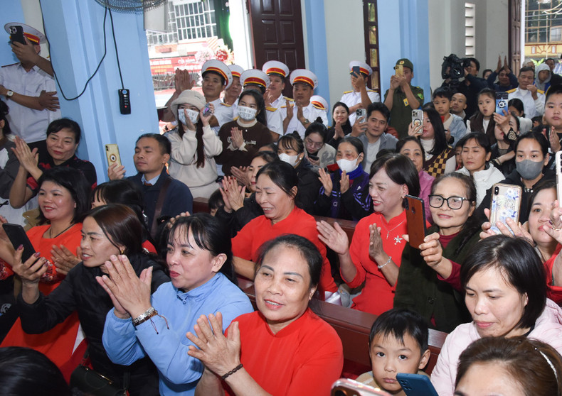 Catholics of Lao Cai Parish at the meeting with PM Pham Minh Chinh.