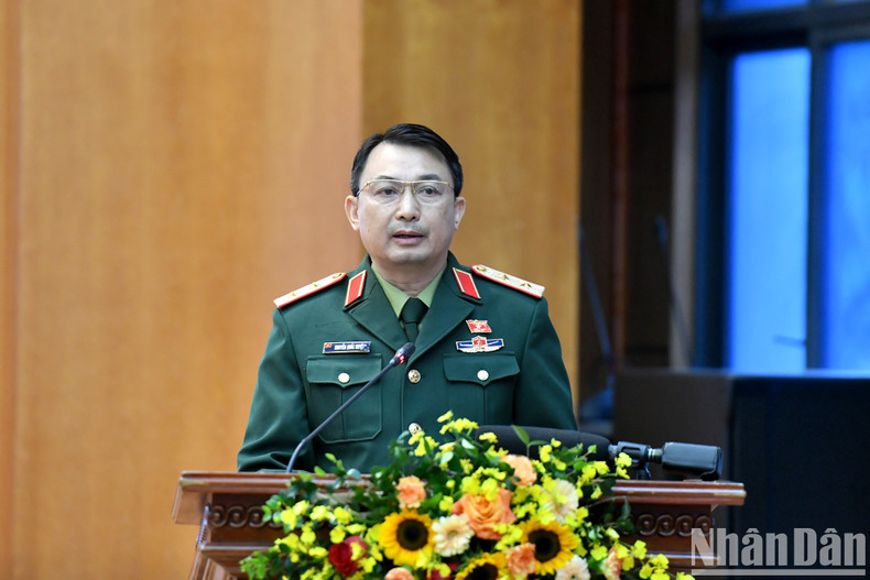 Lieutenant General Nguyen Quoc Duyet, a National Assembly deputy of Hanoi, reports on the results of the 8th plenary session of the 15th parliament.