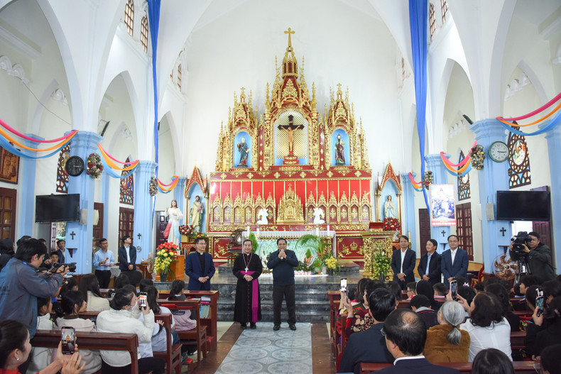 PM Pham Minh Chinh visits and extends Christmas greetings to the Catholic priests and laypeople of Lao Cai Parish.