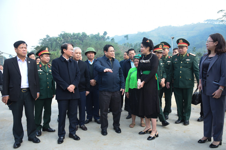 PM Pham Minh Chinh visits Lang Nu Village.