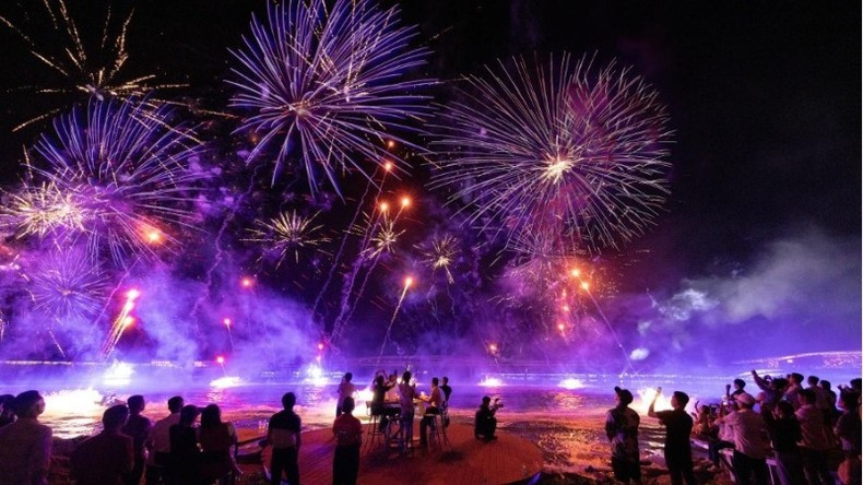 Symphony of the Sea lights up the sky of Phu Quoc. Symphony of the Sea lights up the sky of Phu Quoc.