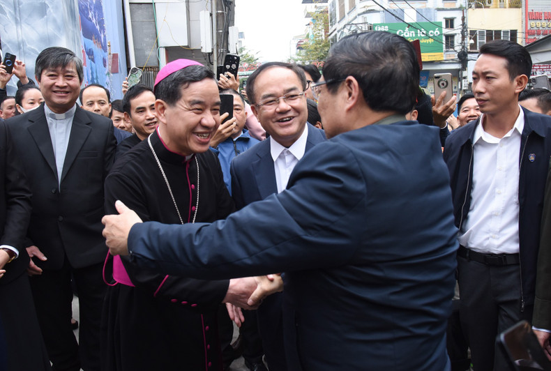 Hung Hoa Diocese Bishop Hoang Minh Tien welcomes PM Pham Minh Chinh.