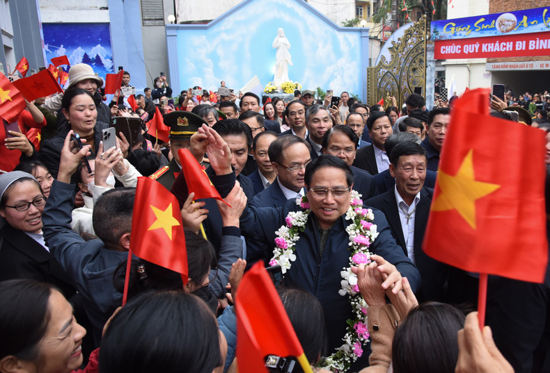 PM Pham Minh Chinh visits and extends Christmas greetings to the Catholic priests and laypeople of Lao Cai Parish.